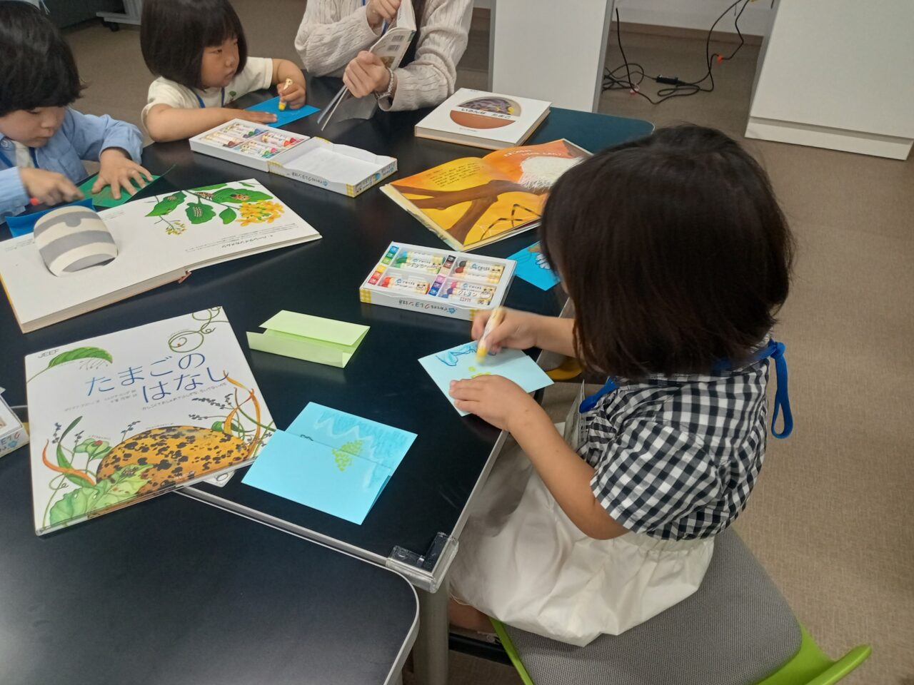 たまごに関する講座を受ける子どもの様子