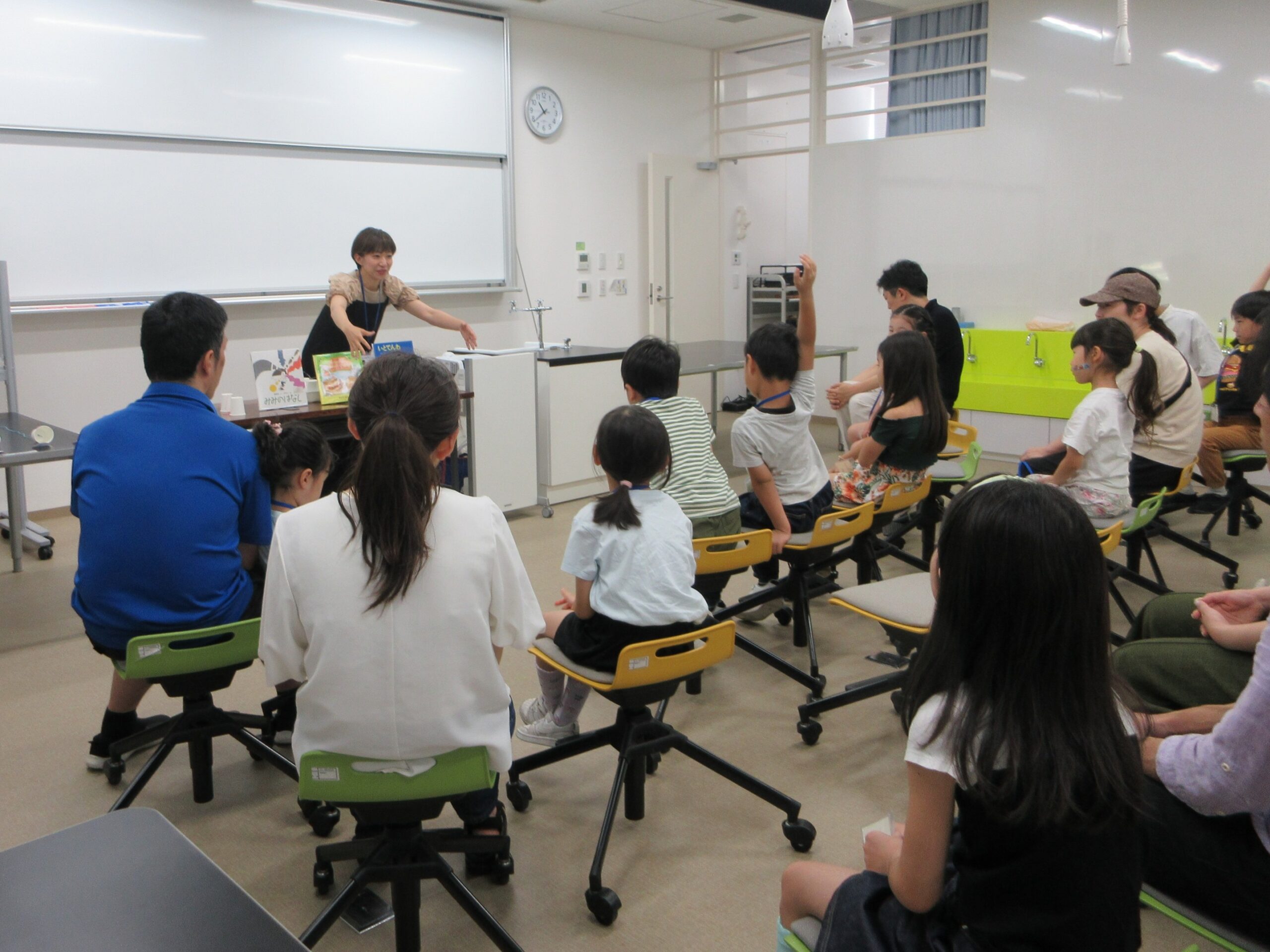 読み聞かせを聞く親子