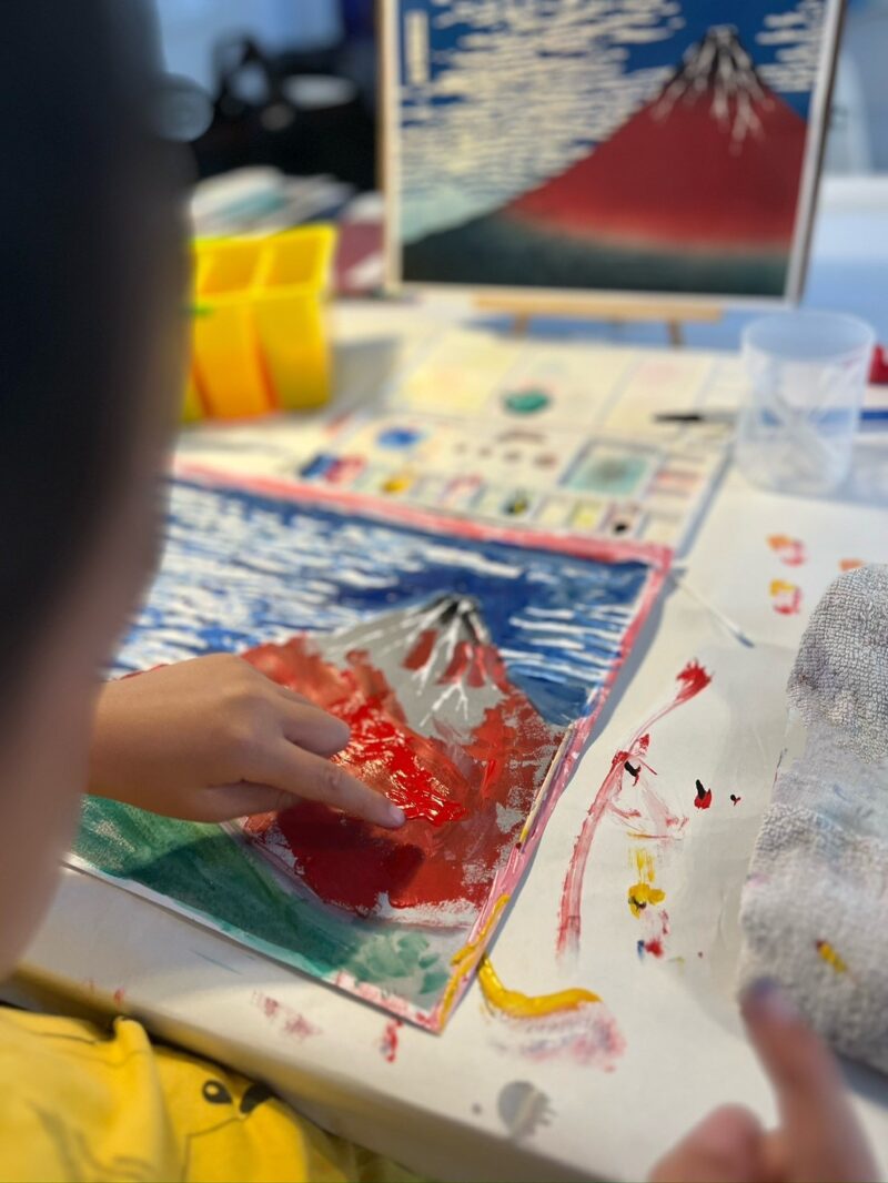 赤富士の塗り絵をする子ども