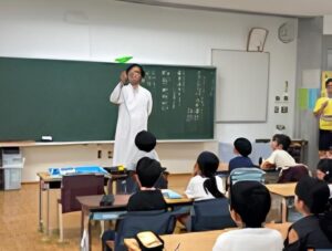 皿回し実験をする様子