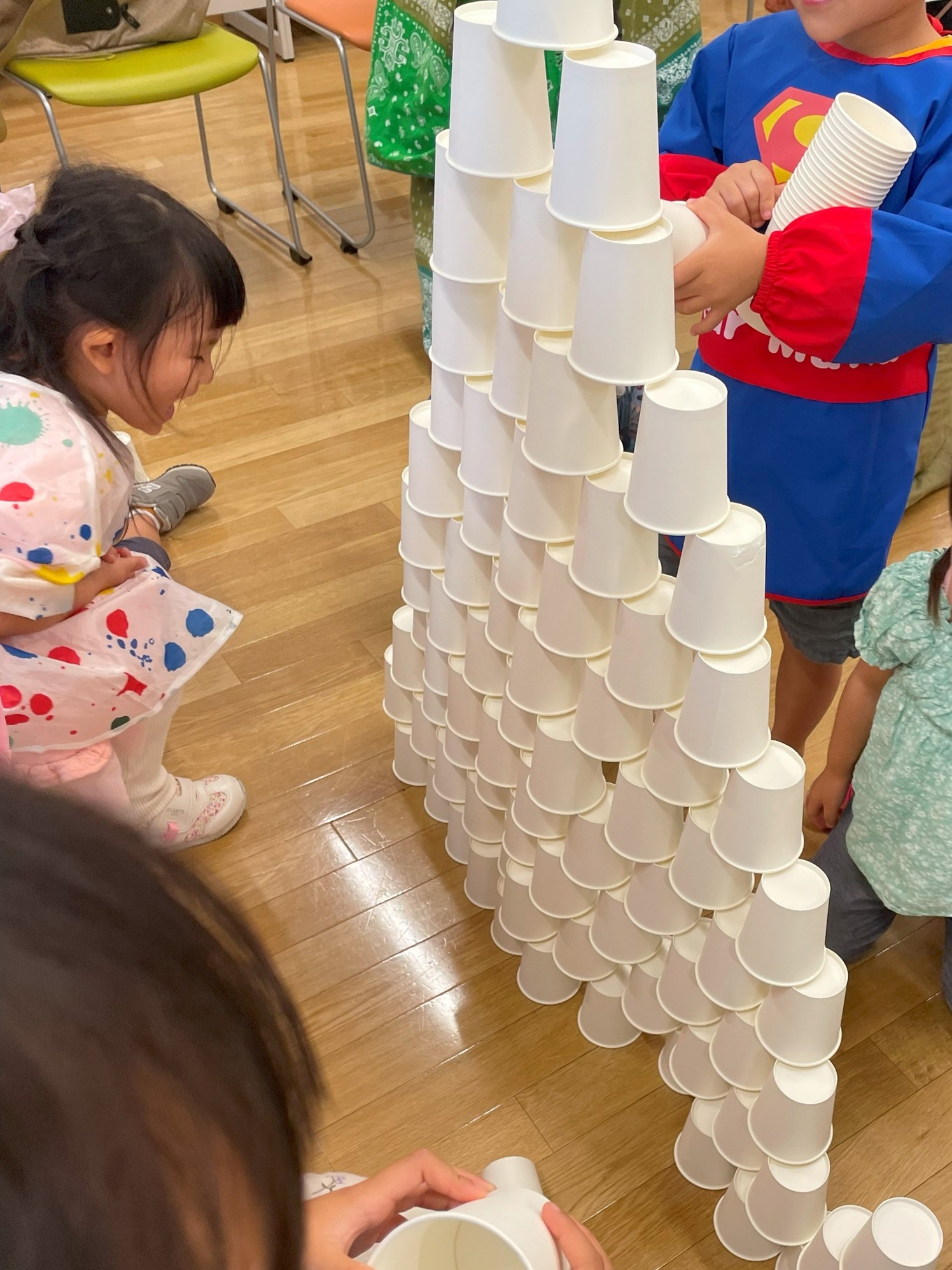 紙コップで建物デザインを体験するこどもたち