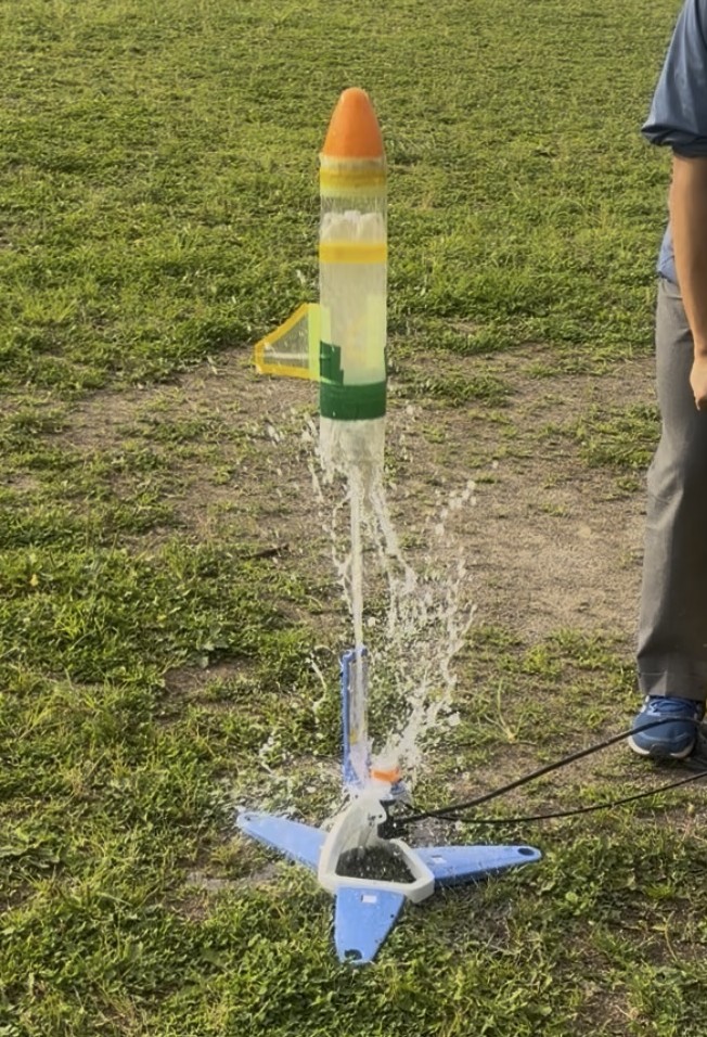 ペットボトルロケットを飛ばす様子