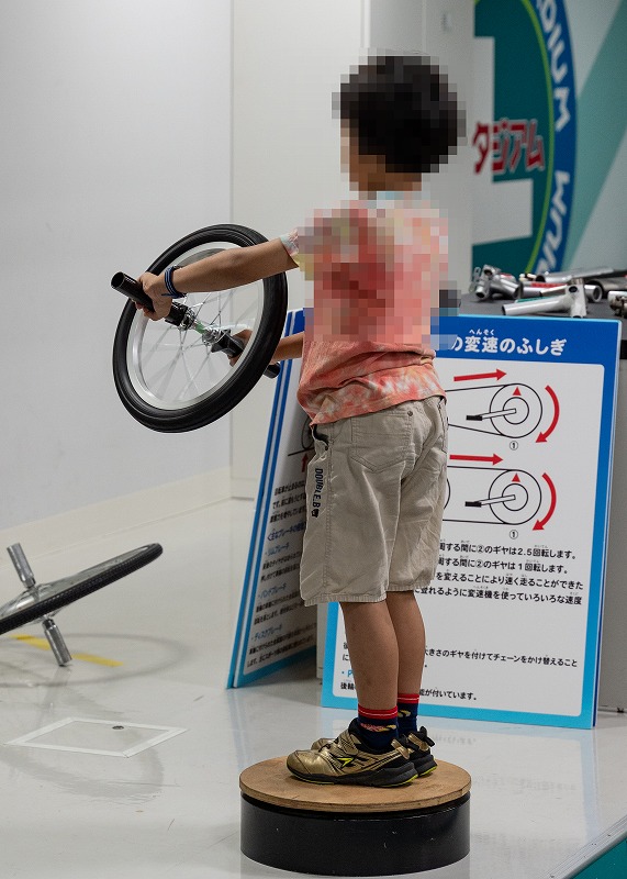 自転車のしくみを学ぶこども