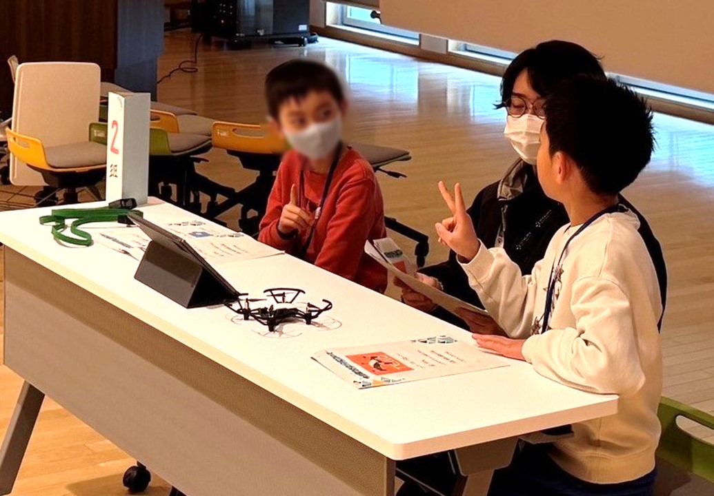 ドローンをプログラミングで操縦体験