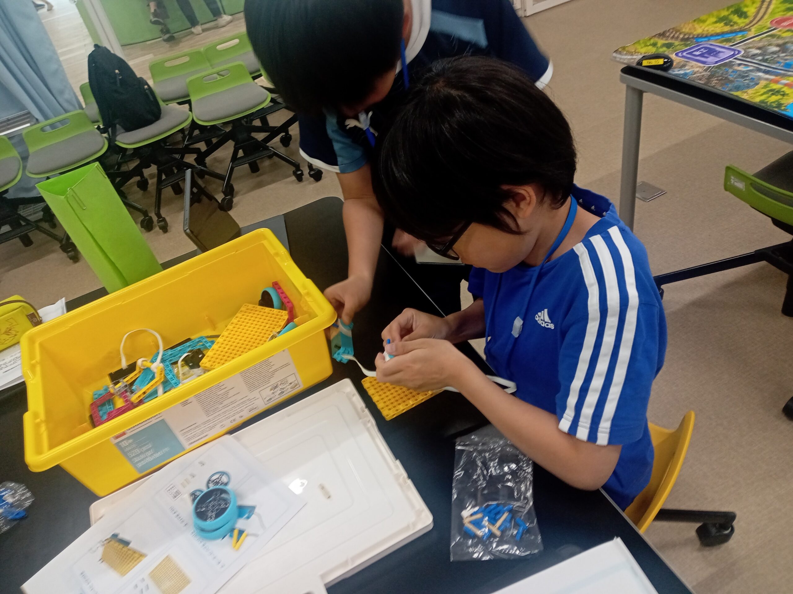レゴでロボットを作るこどもたち