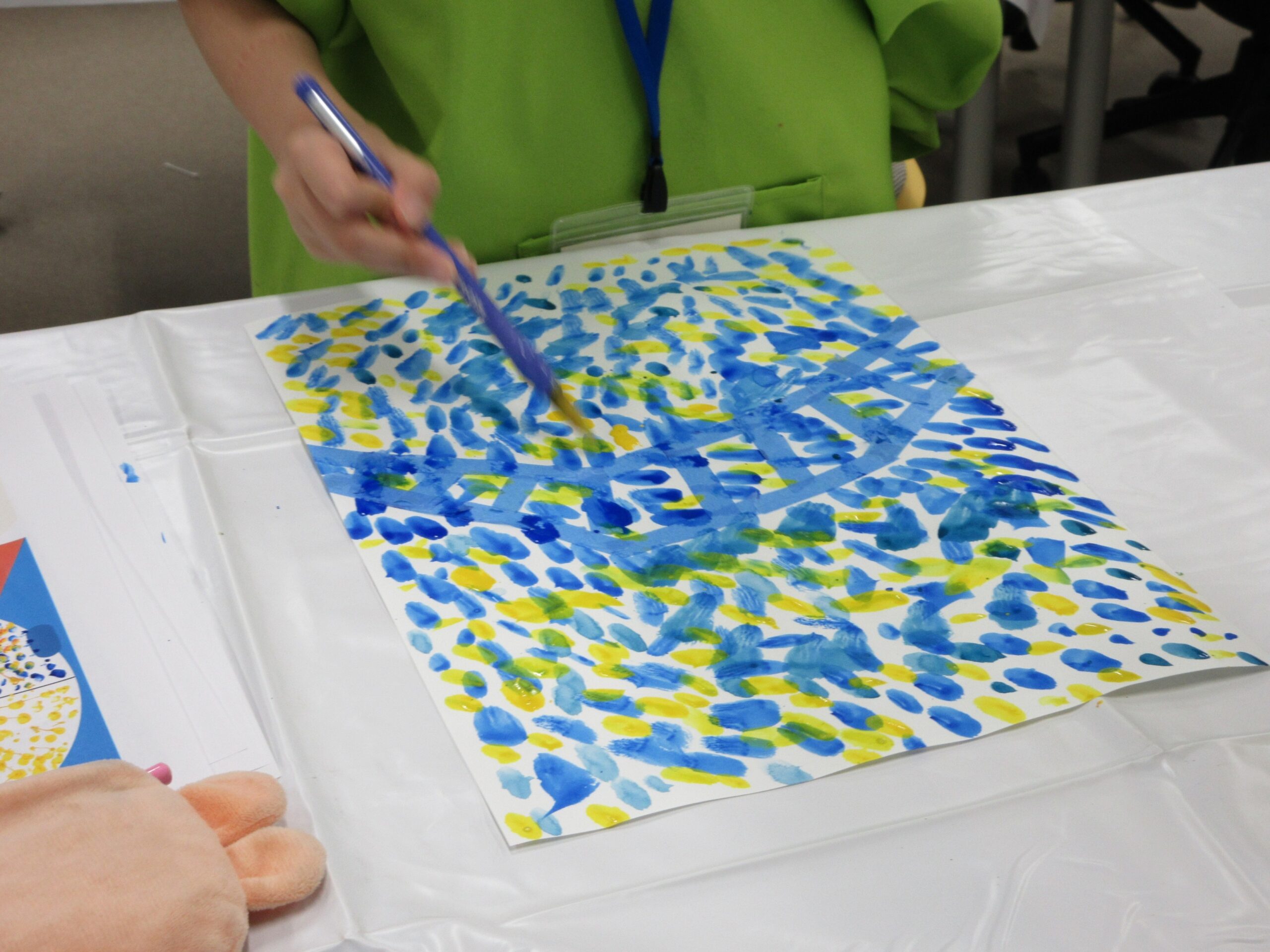 水彩絵の具でモネ「睡蓮」を描くこども